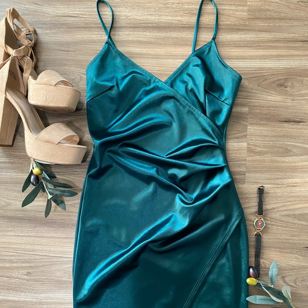 GORGEOUS emerald green dress!